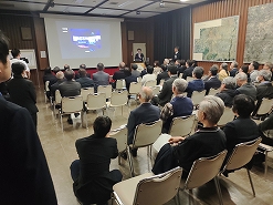 講堂に移り博物館の歴史を振り返ります