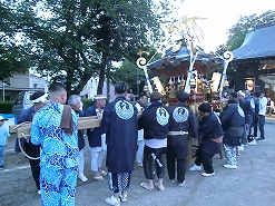 神輿は境内だけで2回担がれます