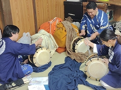 太鼓は片岡地区を巡行した後に境内で演奏されます