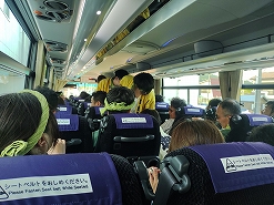 急遽、バスに乗って川勾神社の宮入りへ