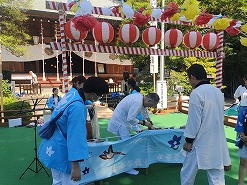 昨年はギリギリ雨が止んだタイミングで神楽殿での演奏でしたが