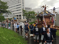 小雨が降る中、ドッコイと江戸前の計18基の神輿が参加しました