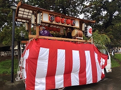 祭り囃子は菅南囃子保存会のトラック山車が1台だけです