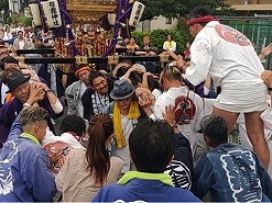 神輿は宮出しから最初の休憩までの区間のみ撮影