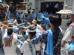 猛暑の中、徹夜での渡御は過酷です