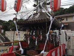 神輿はトラックでの巡行になります