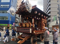 明治39年再建の一本柱立て人形山車の南町