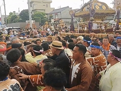 上地区の多賀神社の宮神輿(千貫神輿)です
