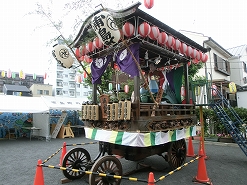 2日に渡って26自治会の神酒所を巡行します(浦島町の山車)