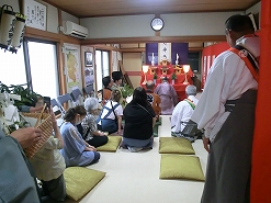 2日目も引き続き神輿をトラックに乗せて巡行(鳥越町での御旅所祭)