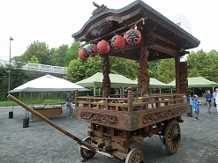 何か所かに囃子のない山車があり、昔は祭り囃子が盛んだったのかなと(西神奈川一丁目・冨家町)