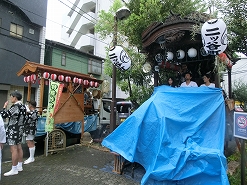 二ツ谷町の山車(右)は明治44年建造で二ツ谷囃子松健睦が伝承団体です