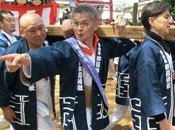 名古木の担ぎ方は秦野の伝統である”セリ”になります