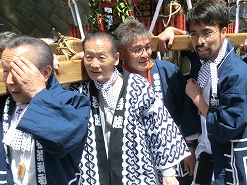 神輿渡御は2台の太鼓山車と大神輿、子供神輿が巡行します