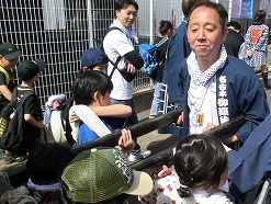 子供神輿も台車は使わず担ぎ続けます