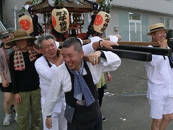 運よく取材に支障をきたさない程度の雨で済みました