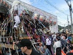 仲町の山車は何と舞台が飛び出ます！
